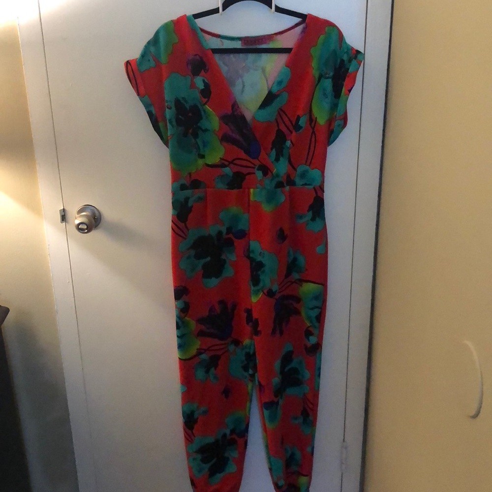 ✍️ Floral Jumpsuit